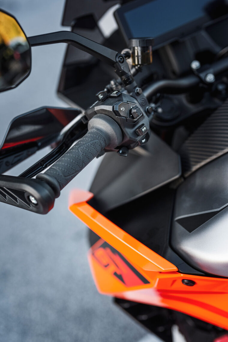 KTM-1390-Super-Duke-GT-2025-detalles12