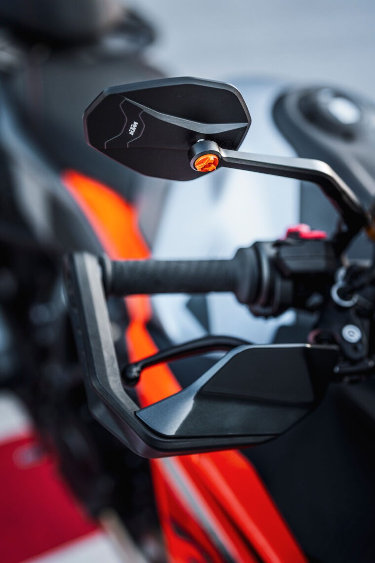 KTM-1390-Super-Duke-GT-2025-detalles15