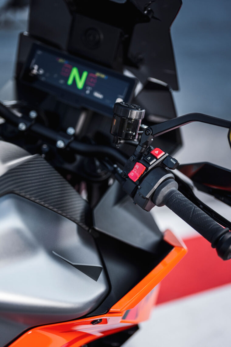 KTM-1390-Super-Duke-GT-2025-detalles34