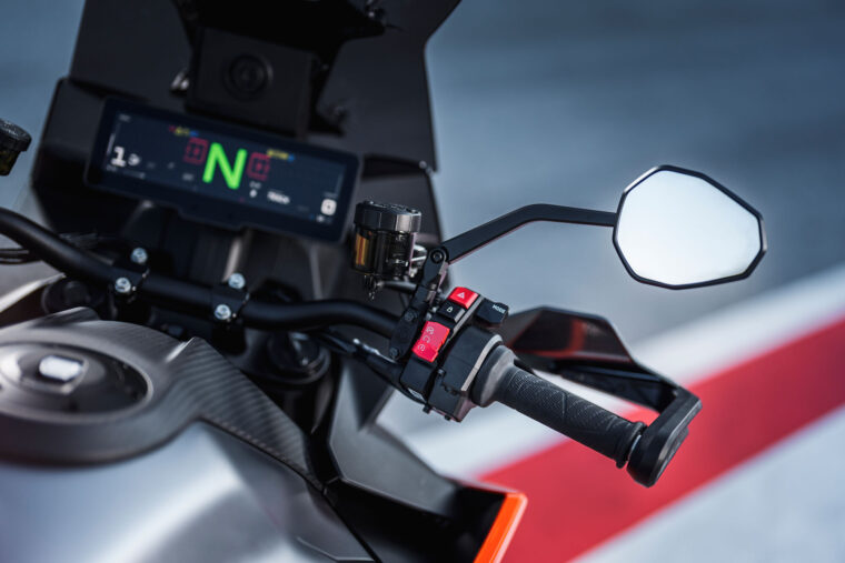 KTM-1390-Super-Duke-GT-2025-detalles35