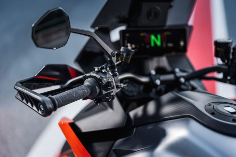 KTM-1390-Super-Duke-GT-2025-detalles37