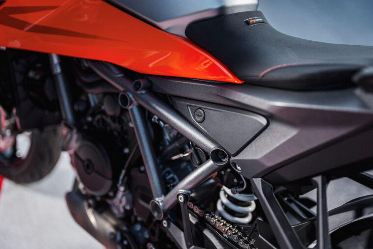KTM-1390-Super-Duke-GT-2025-detalles40
