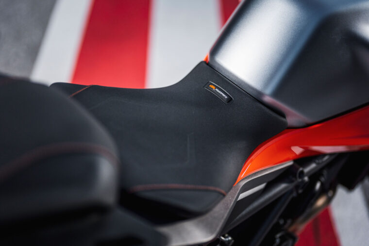 KTM-1390-Super-Duke-GT-2025-detalles51