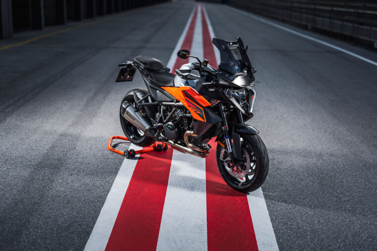 KTM-1390-Super-Duke-GT-2025-estaticas11