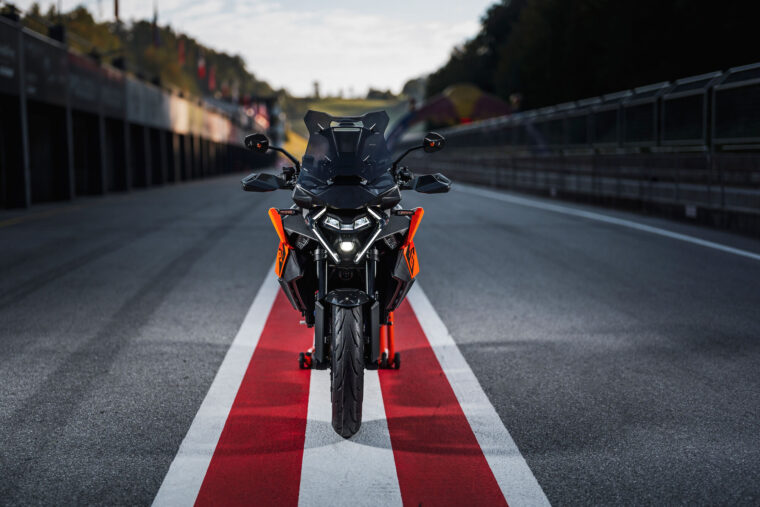 KTM-1390-Super-Duke-GT-2025-estaticas15