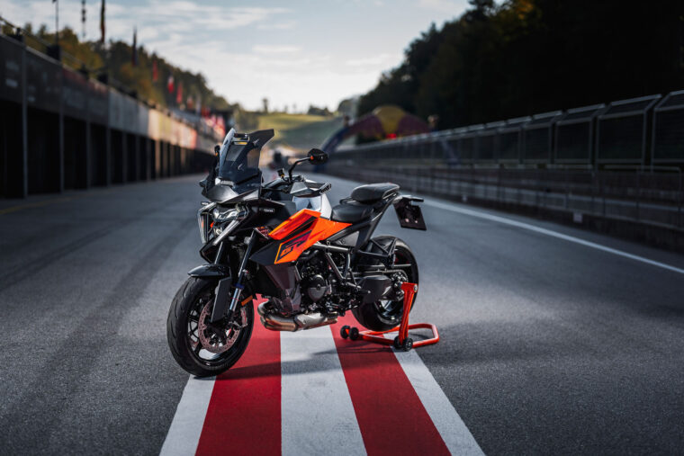 KTM-1390-Super-Duke-GT-2025-estaticas17