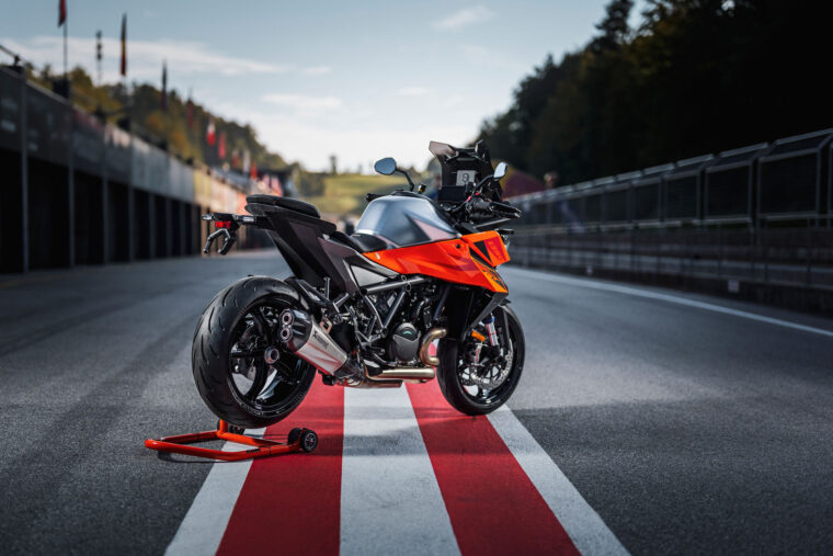 KTM-1390-Super-Duke-GT-2025-estaticas19