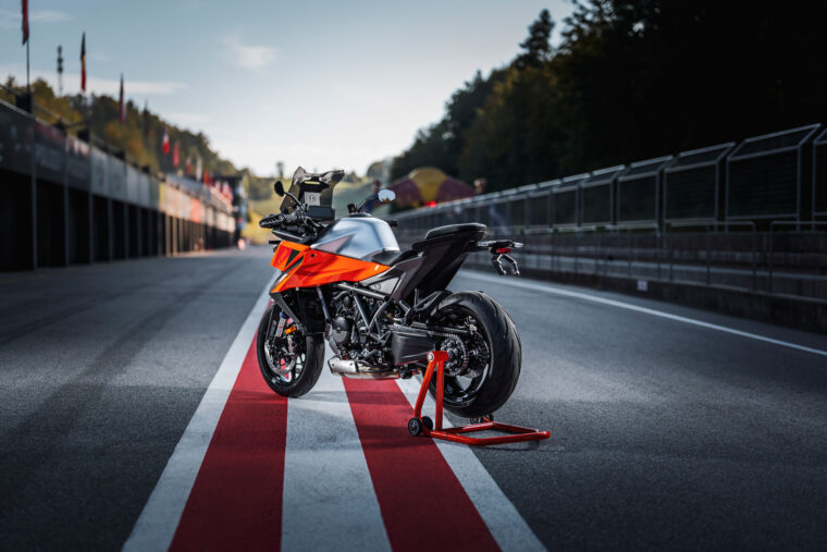 KTM-1390-Super-Duke-GT-2025-estaticas2