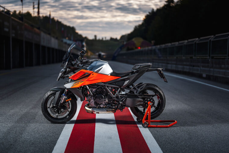 KTM-1390-Super-Duke-GT-2025-estaticas4