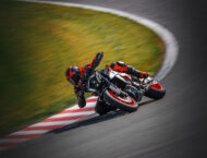 Las KTM 2025 que no llegaron ahora confirman su calendario de producción 10 KTM 990 Duke R 2025 accion19