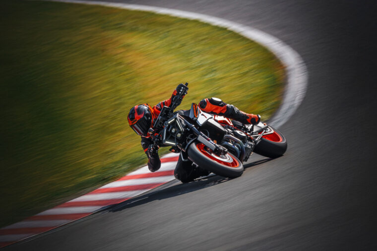 KTM-990-Duke-R-2025-accion19