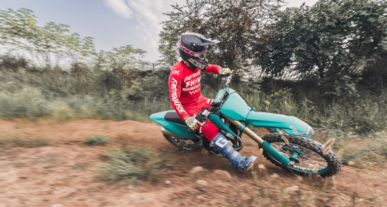 Kove-MX450-2025-accion2