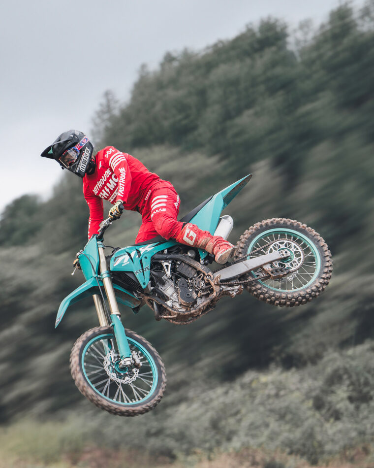 KOVE presenta ocho nuevos modelos en el EICMA 2024 34 Kove MX450 2025 accion3