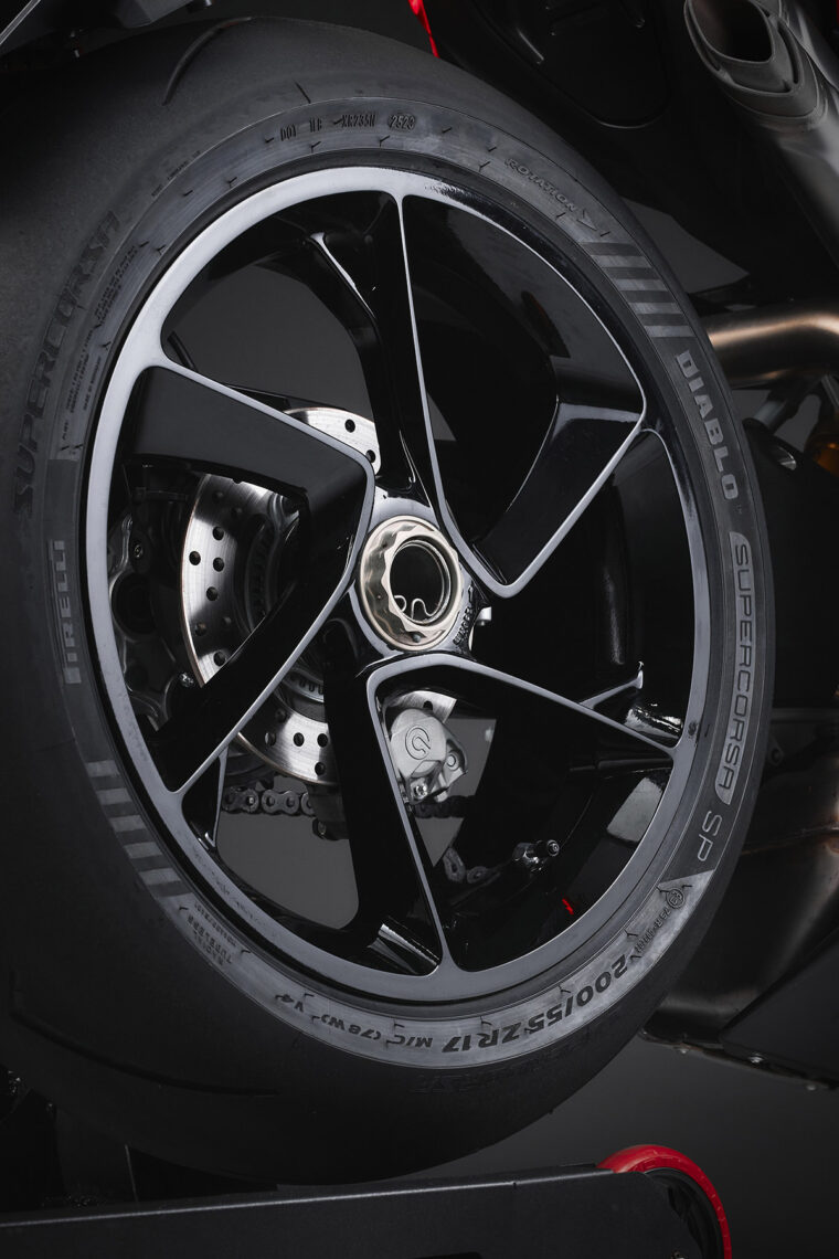 MV-Agusta-Brutale-1000-Ottantesimo-detalles10