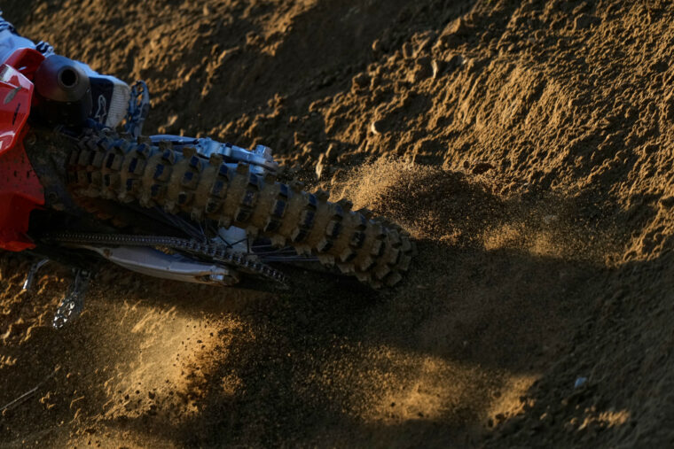 Pirelli presenta sus dos grandes novedades en moto para 2025 6 pirelli new scorpion mx32 mid soft (2)