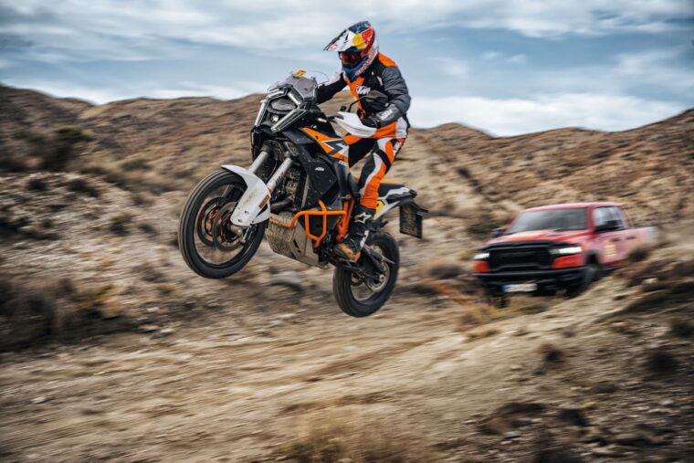 KTM-1390-Super-Adventure-R-2025-accion1