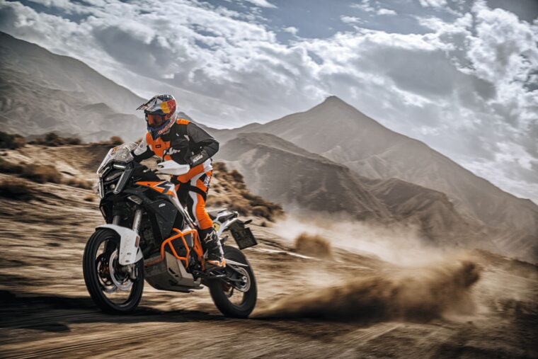 KTM-1390-Super-Adventure-R-2025-accion10
