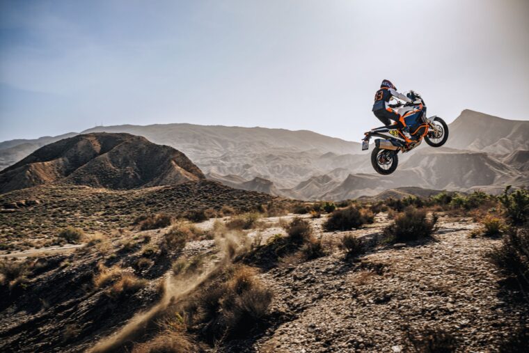 KTM-1390-Super-Adventure-R-2025-accion11