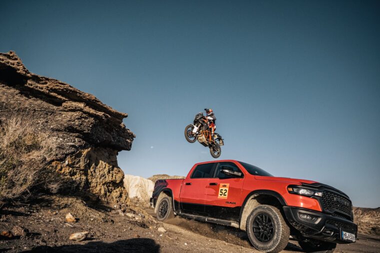 KTM-1390-Super-Adventure-R-2025-accion13