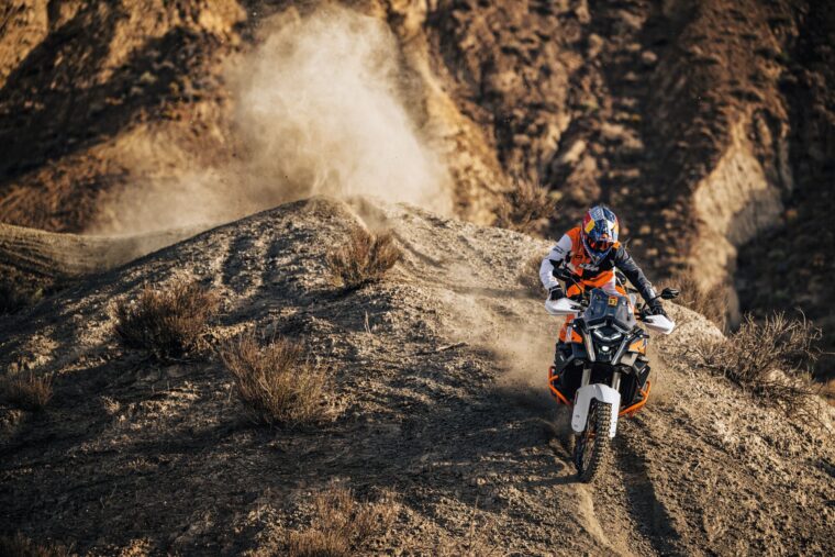 KTM-1390-Super-Adventure-R-2025-accion14