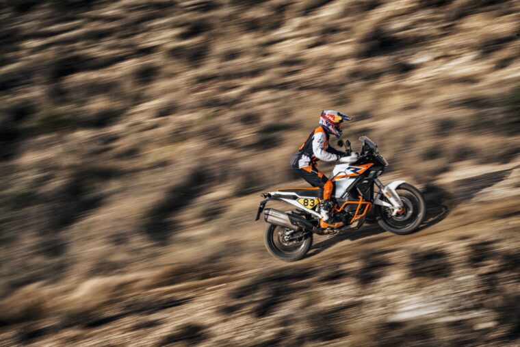 KTM-1390-Super-Adventure-R-2025-accion2
