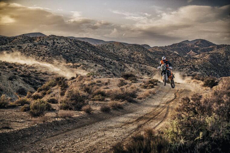 KTM-1390-Super-Adventure-R-2025-accion20