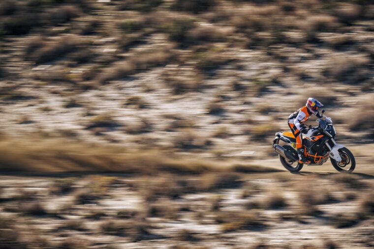 KTM-1390-Super-Adventure-R-2025-accion25