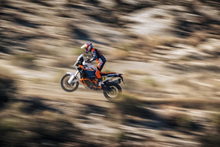 KTM-1390-Super-Adventure-R-2025-accion26