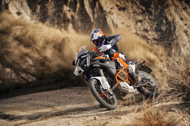 KTM-1390-Super-Adventure-R-2025-accion3