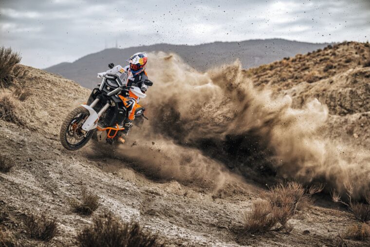 KTM-1390-Super-Adventure-R-2025-accion30