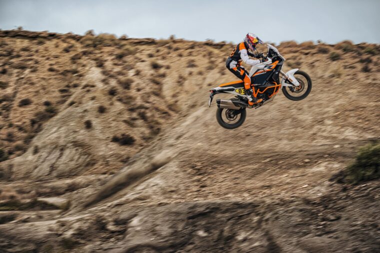 KTM-1390-Super-Adventure-R-2025-accion31