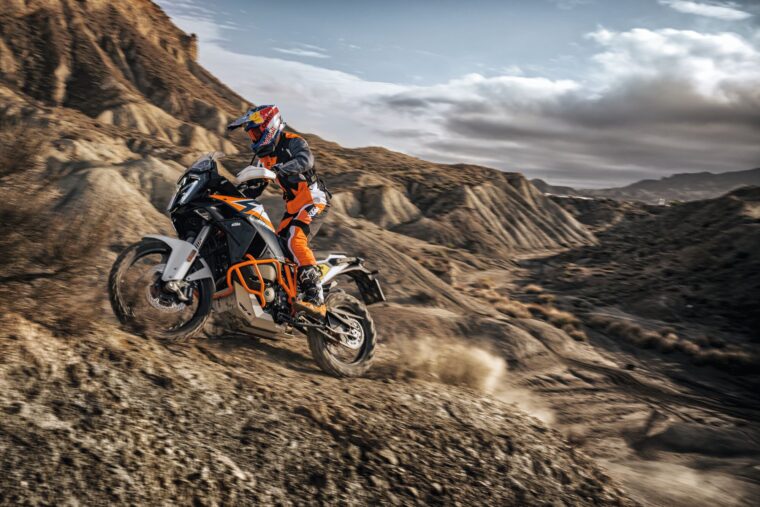 KTM-1390-Super-Adventure-R-2025-accion35
