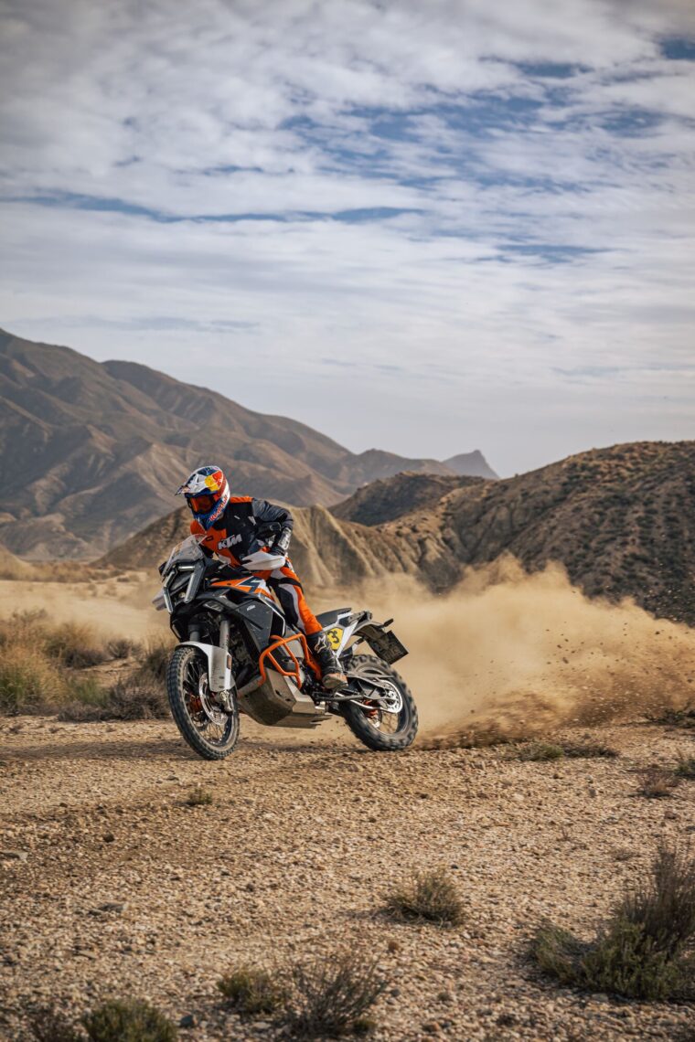 KTM-1390-Super-Adventure-R-2025-accion36
