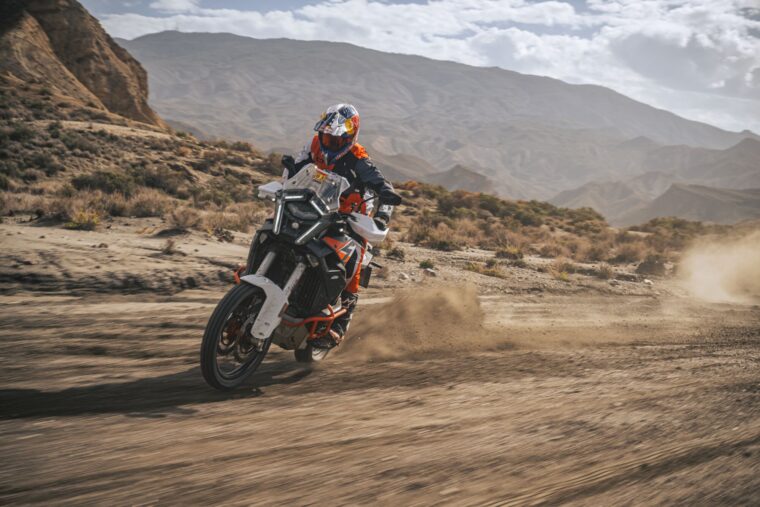 KTM-1390-Super-Adventure-R-2025-accion37