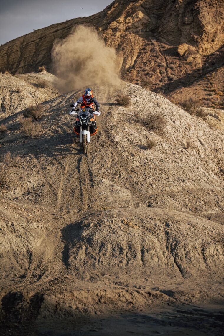 KTM-1390-Super-Adventure-R-2025-accion38