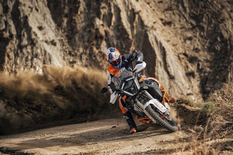 KTM-1390-Super-Adventure-R-2025-accion4
