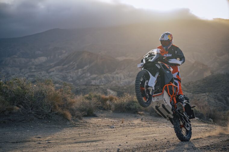 KTM-1390-Super-Adventure-R-2025-accion40