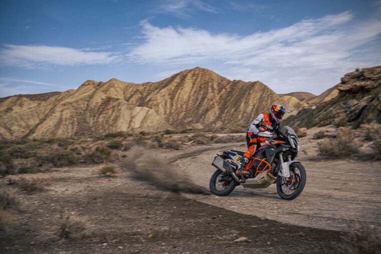 KTM-1390-Super-Adventure-R-2025-accion42