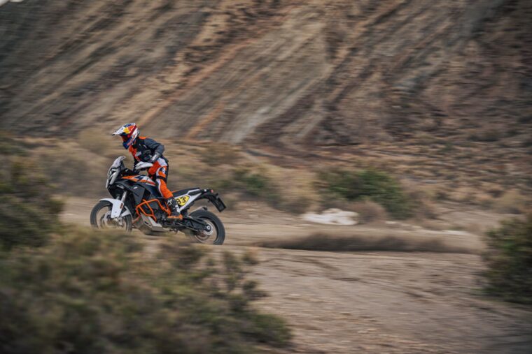 KTM-1390-Super-Adventure-R-2025-accion43