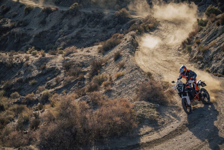 KTM-1390-Super-Adventure-R-2025-accion44