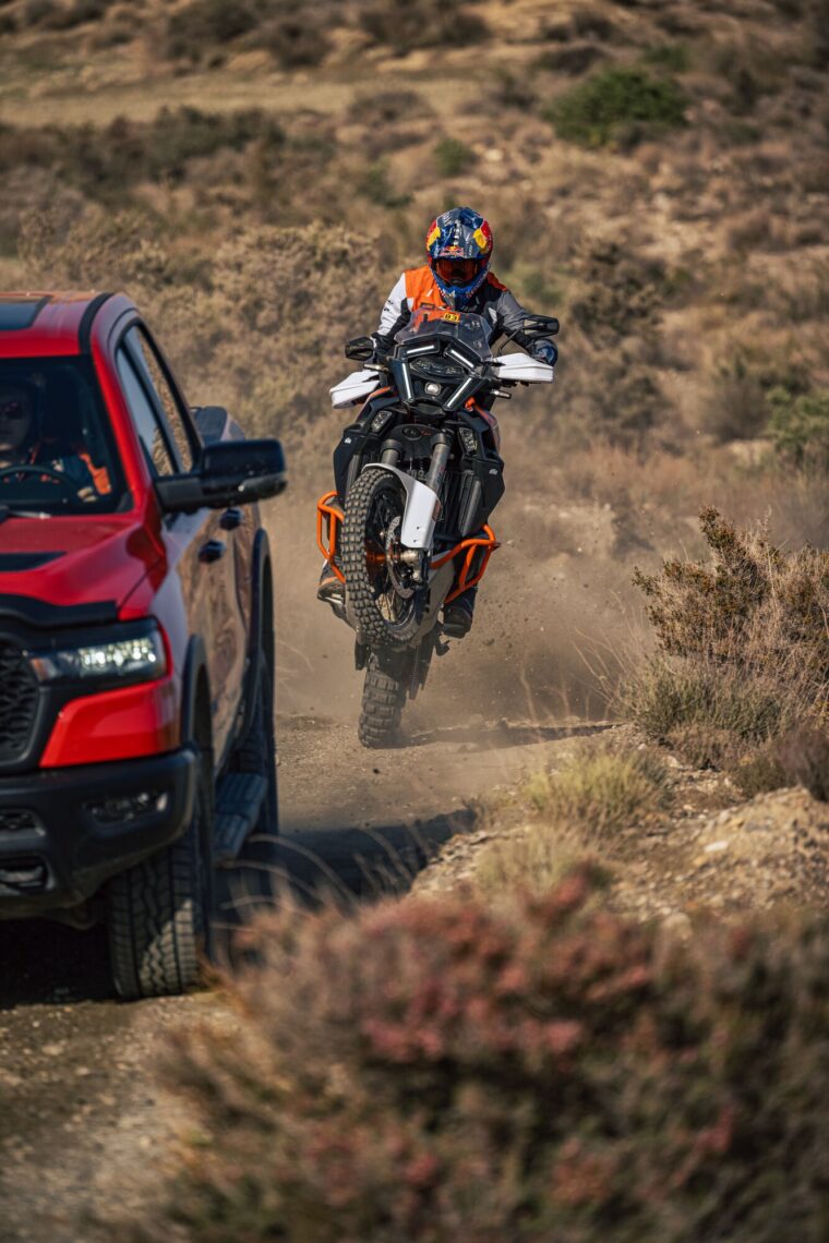 KTM-1390-Super-Adventure-R-2025-accion46