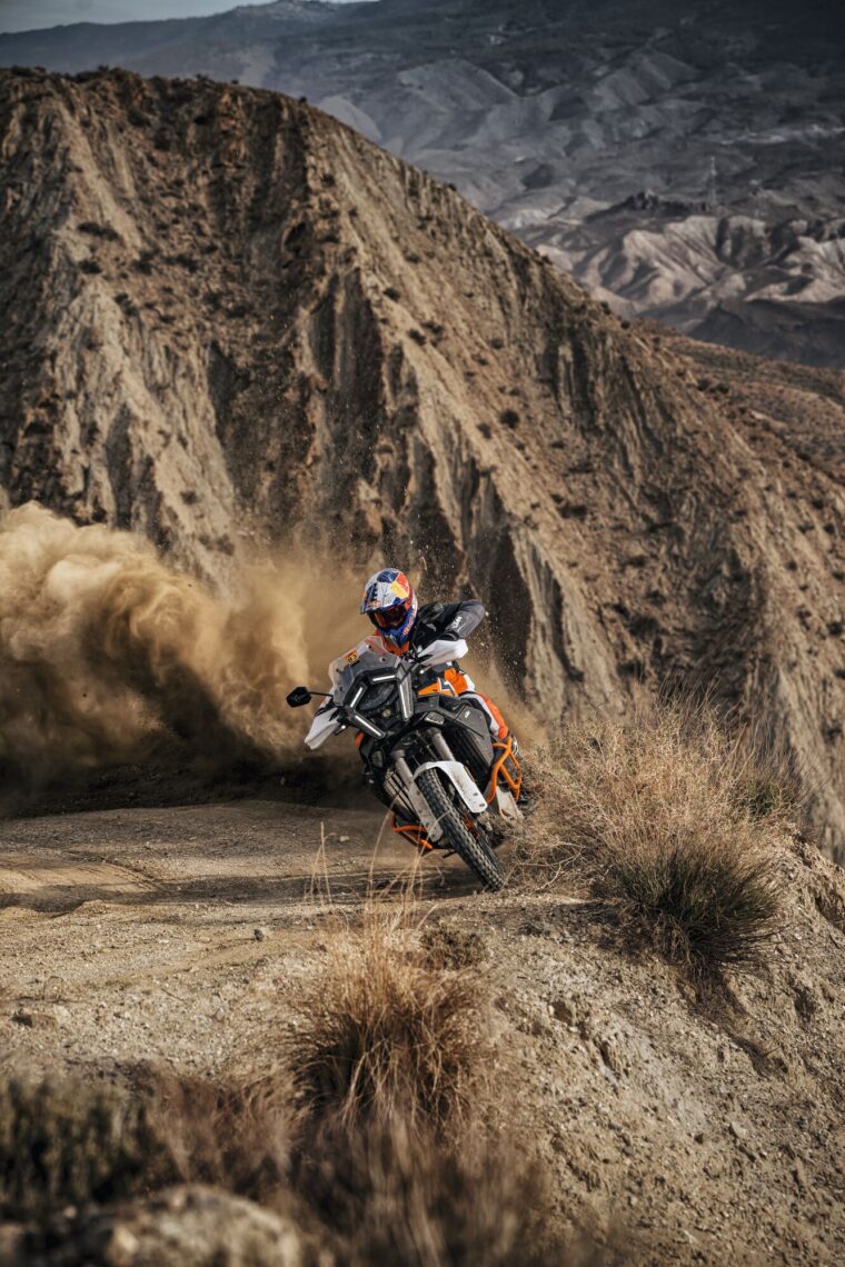 KTM-1390-Super-Adventure-R-2025-accion5