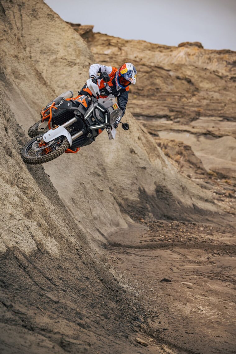 KTM-1390-Super-Adventure-R-2025-accion55