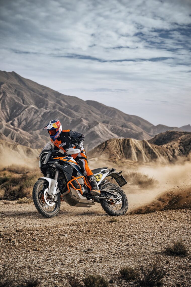 KTM-1390-Super-Adventure-R-2025-accion6