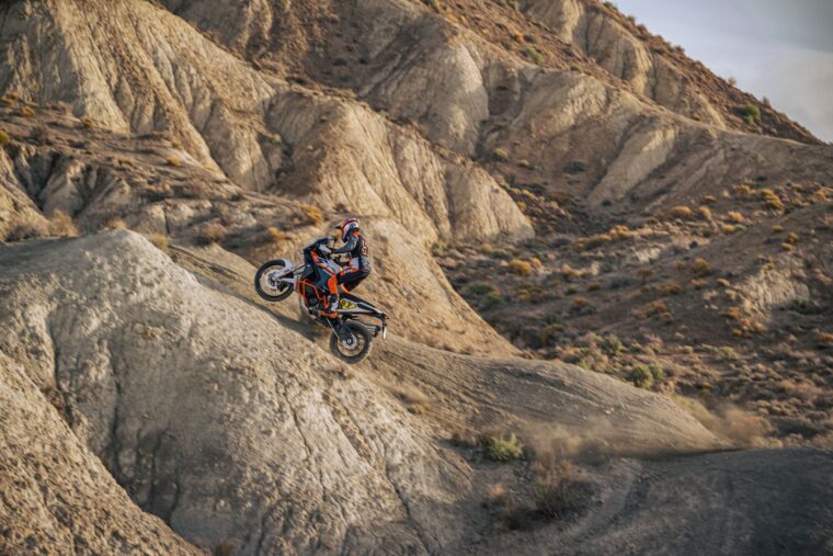KTM-1390-Super-Adventure-R-2025-accion61