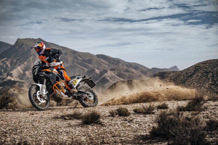 KTM-1390-Super-Adventure-R-2025-accion7