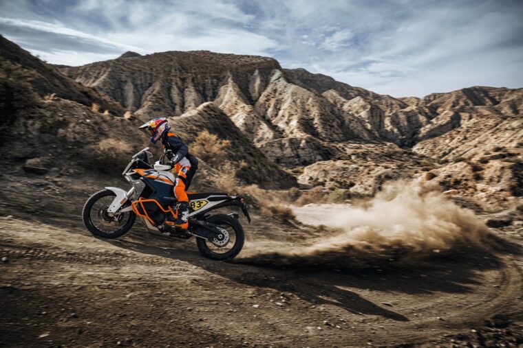 KTM-1390-Super-Adventure-R-2025-accion8