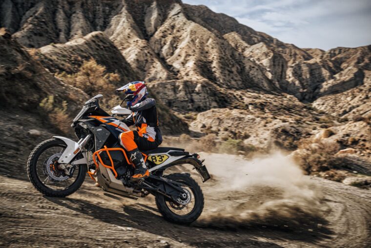 KTM-1390-Super-Adventure-R-2025-accion9