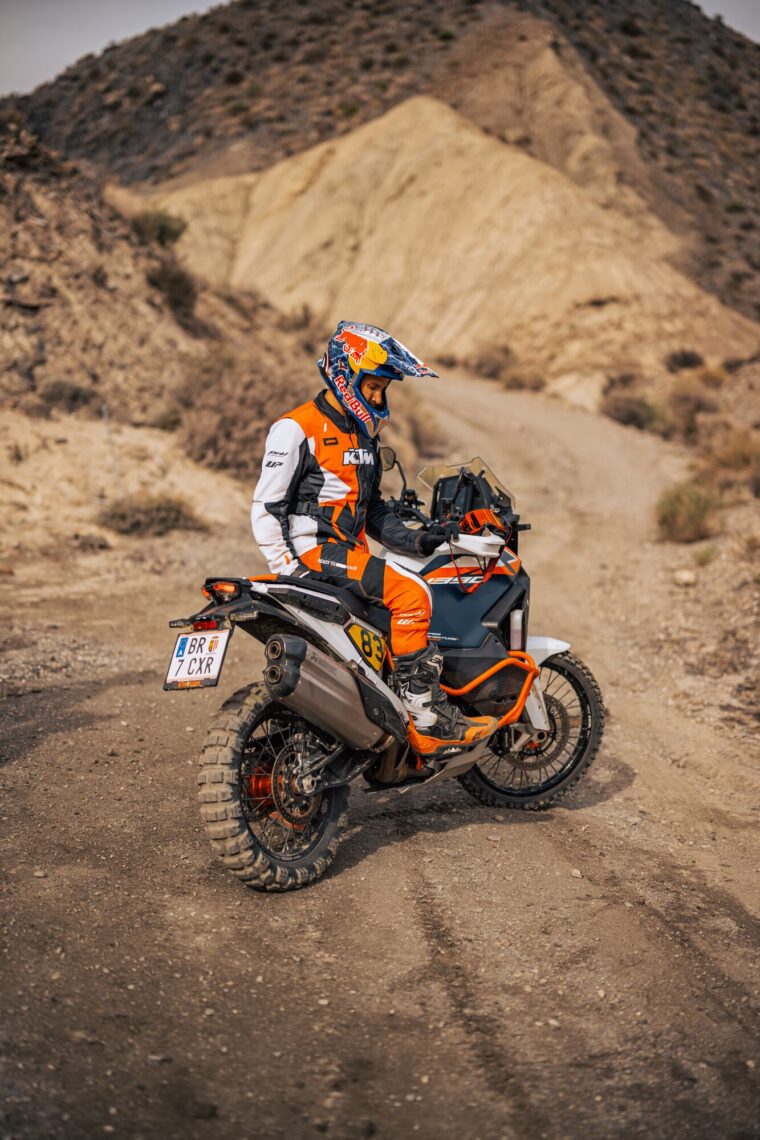 KTM-1390-Super-Adventure-R-2025-estaticas1