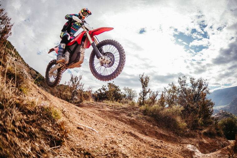 Stark-Varg-EX-2025-accion10